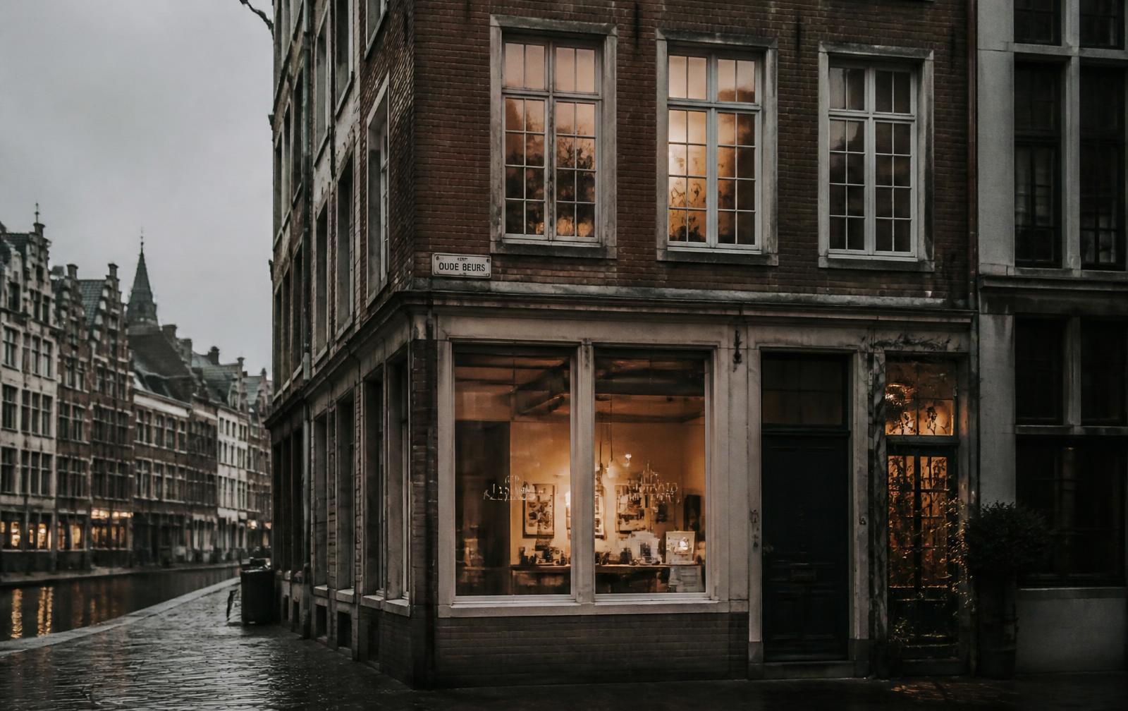 Historische gevel aan een Antwerpse rui bij schemer