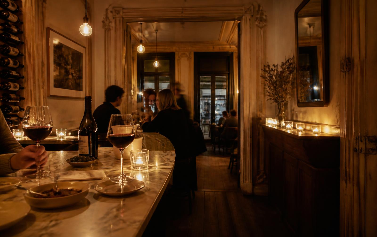 Kaarslicht in een gerenoveerde historische wijnbar